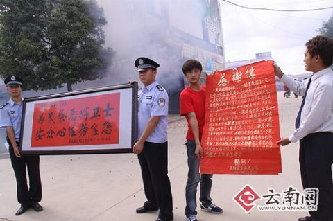 昆明重拳打击黑恶团伙 群众放鞭炮庆祝