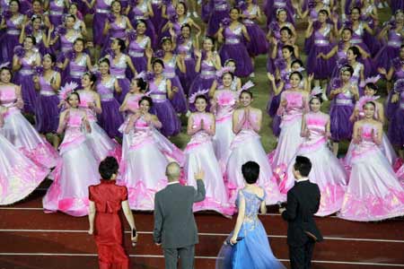 陈忠和与特奥运动员共同点燃第五届特奥会圣火盘