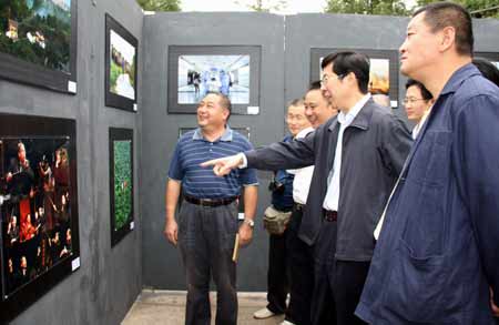 四川广安举办“歌唱祖国”摄影艺术展(图)