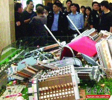 通宵排队低价作噱头 长沙一楼盘开盘被砸