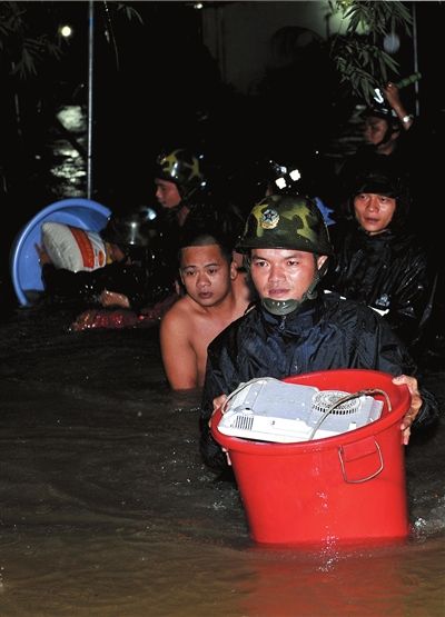 海南暴雨致300村庄被淹 70%水库存隐患