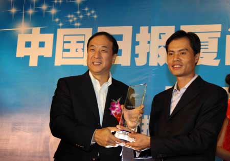 中国日报爱心助学携手鸿星尔克向大学生赠报