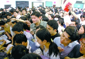 公务员试点招录农民工 高学历门槛令其沦为传说
