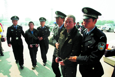 纵火欺诈无恶不作 两通缉犯昨被遣返台湾