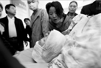西安出租车司机打印发票时遭乘客枪击