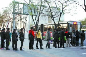 乘客文明排队候车