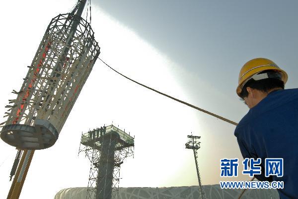 北京奥运火炬塔主体钢骨架开始安装