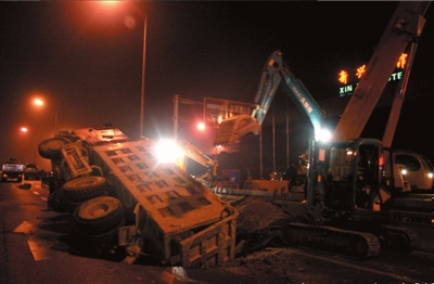 北京西三环主路塌陷(组图)