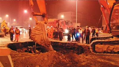 北京西三环主路塌陷(组图)