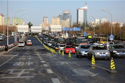 北京西三环主路塌陷(组图)