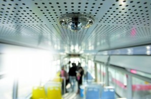 成都防火公交上路 10个喷淋头遍布车顶60秒灭火