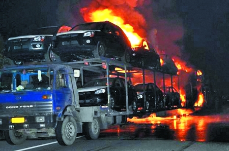 轮胎爆裂火烧连营 车上15辆新车变成光架架