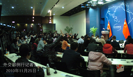 25日外交部发言人洪磊举行例行记者会