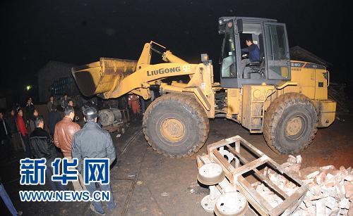 湖南湘潭通宵组织强排水 救援煤矿透水事故被困矿工