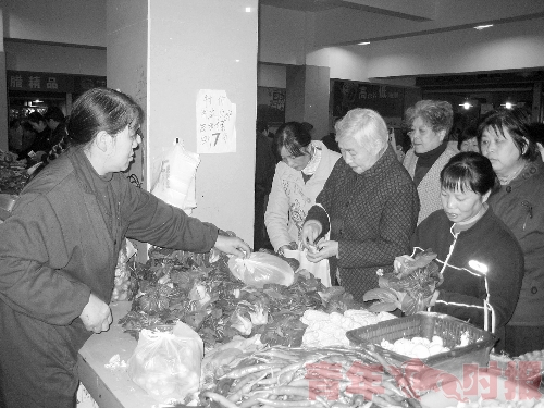 平价菜惹人爱:青菜降到7毛/斤 队伍排到市场外