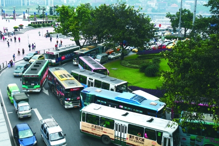 重庆正实行公交车改革 3年后区外公交不能进解放碑