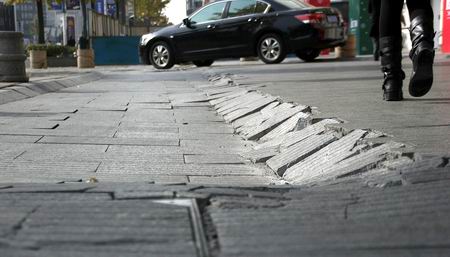 成都春熙路现50米长塌陷区　周围拉起警戒线
