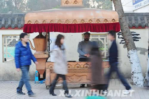 网络红人阿里木：30多万串羊肉串串起的“慈善家”