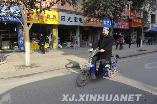 网络红人阿里木：30多万串羊肉串串起的“慈善家”