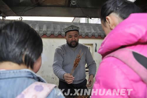 网络红人阿里木：30多万串羊肉串串起的“慈善家”