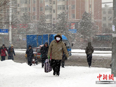 长春市遭大到暴雪袭击（组图）