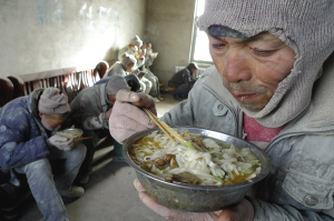 智障者被乞丐收养所卖为“包身工” 与狗同食一锅面