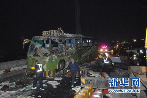 杭州机场高速公路客车相撞事故已造成6人死亡