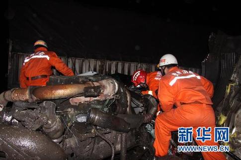 沪昆高速贵黄段多辆车连环相撞 交通暂时中断