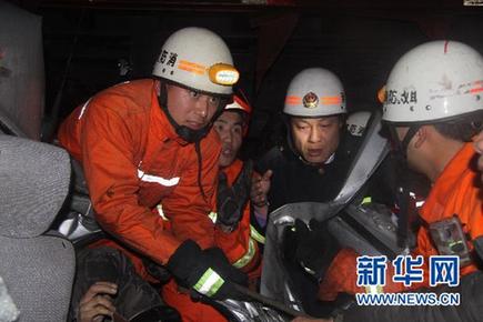 沪昆高速贵黄段多辆车连环相撞 交通暂时中断