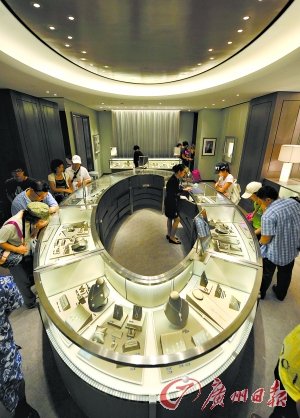 7000人入三亚免税店 个别商品10分钟断货(图)