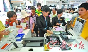 7000人入三亚免税店 个别商品10分钟断货(图)