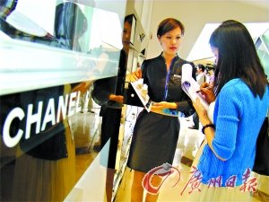 7000人入三亚免税店 个别商品10分钟断货(图)