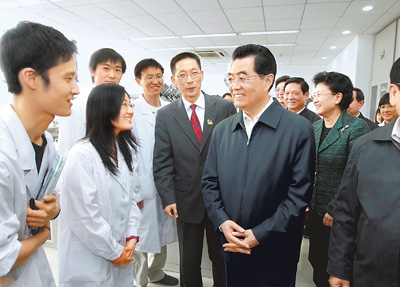 百年砥砺铸辉煌 水木清华再奋进<BR>——记胡锦涛总书记在清华大学考察工作