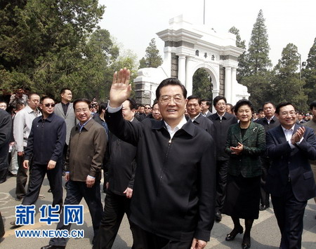 百年砥砺铸辉煌 水木清华再奋进--记胡锦涛总书记在清华大学考察工作