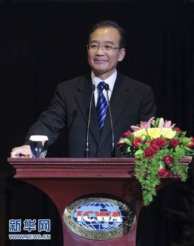 温家宝在印尼卡尔蒂妮宫发表演讲