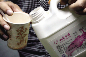 1角成本制出十多元果汁 鲜榨橙汁竟不含橙