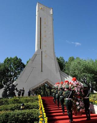 拉萨各族各界庆祝西藏和平解放60周年