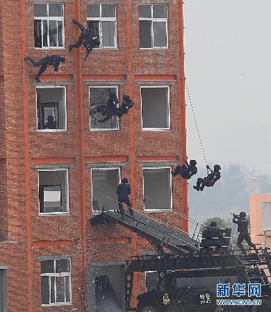 直击公安特警大练兵