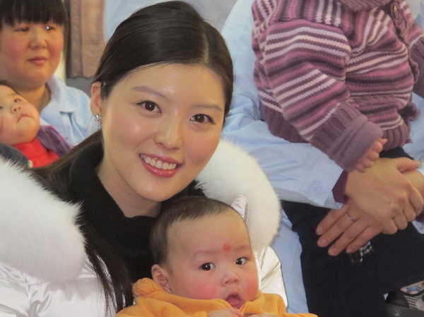 刘飞儿福利院送温暖 孤残儿童喜迎圣诞节