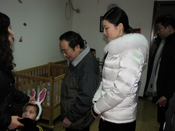 刘飞儿福利院送温暖 孤残儿童喜迎圣诞节