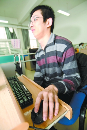 “脑瘫博士”自强不息被誉“中国霍金”