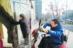 “脑瘫博士”自强不息被誉“中国霍金”
