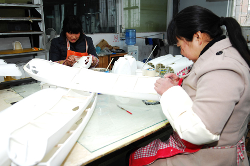 河南唐河:留守妇女家门口再就业