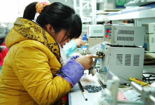 河南唐河:留守妇女家门口再就业