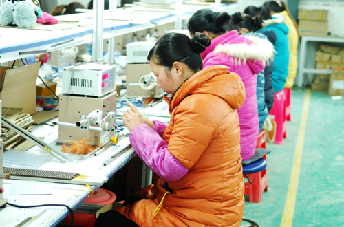 河南唐河:留守妇女家门口再就业