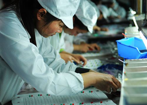 河南唐河:留守妇女家门口再就业