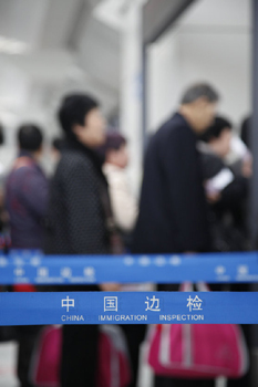 江苏无锡边检:热情服务返乡祭祖台胞