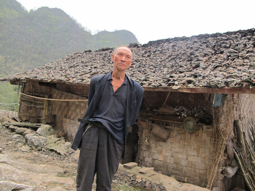 贵州:大山深处的"背篼干部"