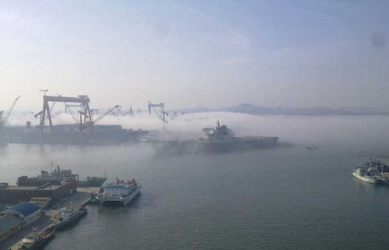 中国航母平台完成11天海试 雾中归航
