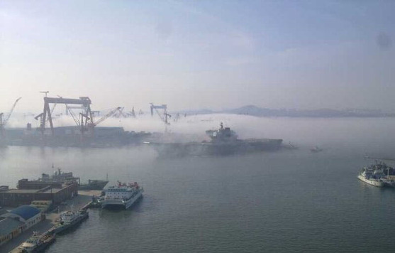中国航母平台完成11天海试 雾中归航